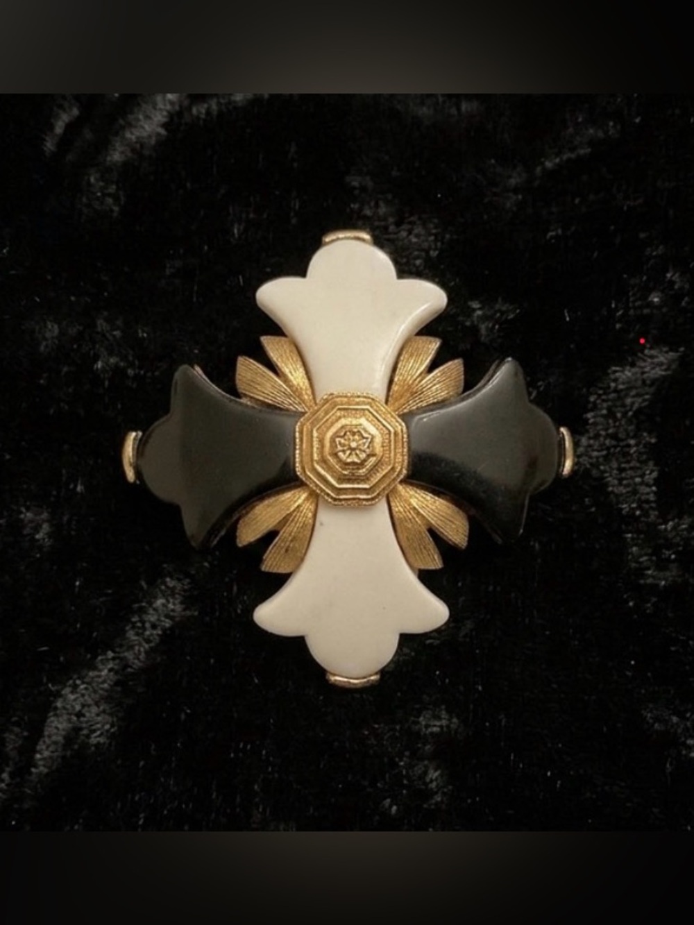 #284 Vintage Lisner Maltese Cross Brooch Pin